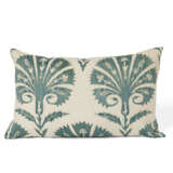 A GROUP OF EIGHT SUSANI CUSHIONS - Foto 7