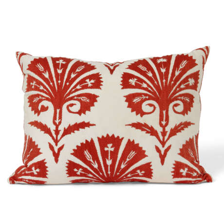 A GROUP OF EIGHT SUSANI CUSHIONS - Foto 9