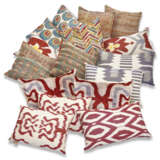 A GROUP OF ELEVEN SILK, SUSANI, VELVET AND LINEN CUSHIONS - Foto 1