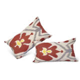 A GROUP OF ELEVEN SILK, SUSANI, VELVET AND LINEN CUSHIONS - фото 3