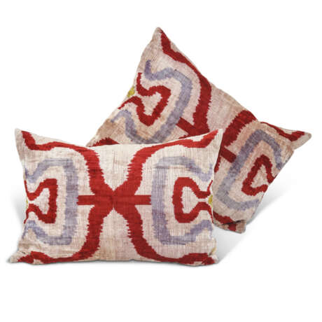 A GROUP OF ELEVEN SILK, SUSANI, VELVET AND LINEN CUSHIONS - фото 4