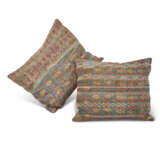 A GROUP OF ELEVEN SILK, SUSANI, VELVET AND LINEN CUSHIONS - Foto 8