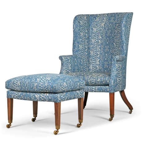A GEORGE III MAHOGANY BARREL-BACK WING ARMCHAIR AND A LATER STOOL - фото 1