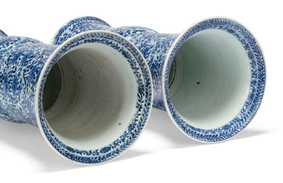 A PAIR OF CHINESE BLUE AND WHITE LARGE GU-FORM BEAKER VASES - photo 3