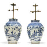A PAIR OF JAPANESE IMARI BLUE AND WHITE BALUSTER VASE LAMPS - фото 2
