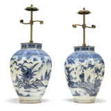 A PAIR OF JAPANESE IMARI BLUE AND WHITE BALUSTER VASE LAMPS - photo 3