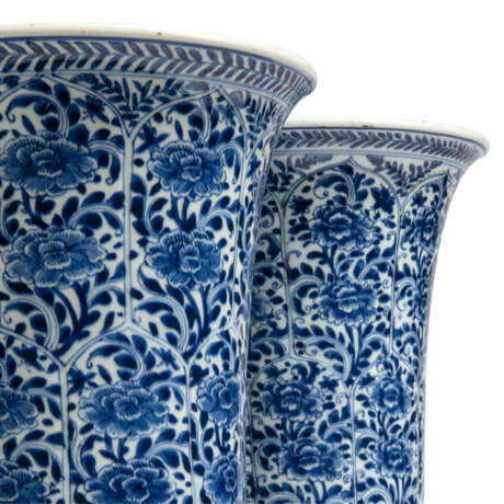 A PAIR OF CHINESE BLUE AND WHITE LARGE GU-FORM BEAKER VASES - Foto 5