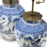 A PAIR OF JAPANESE IMARI BLUE AND WHITE BALUSTER VASE LAMPS - фото 4