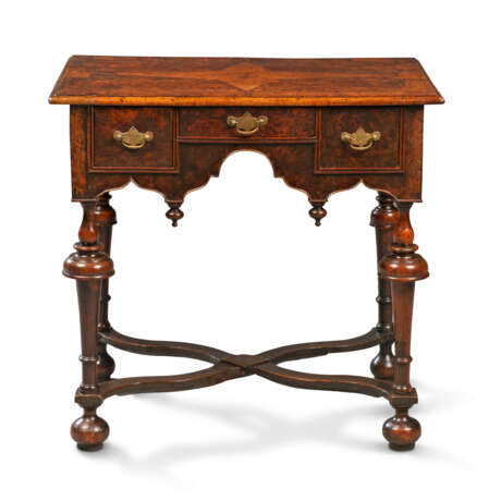 A WILLIAM AND MARY BURR-YEW AND YEW LOWBOY - photo 1