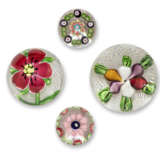 TWO CLICHY MINIATURE CONCENTRIC MILLEFIORI WEIGHTS, A SAINT LOUIS PELARGONIUM WEIGHT AND A SAINT LOUIS VEGETABLE WEIGHT - Foto 1