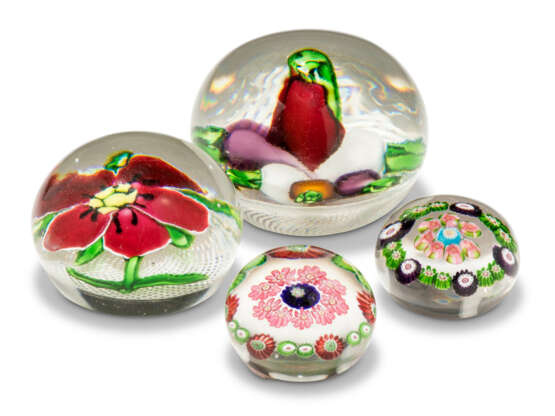 TWO CLICHY MINIATURE CONCENTRIC MILLEFIORI WEIGHTS, A SAINT LOUIS PELARGONIUM WEIGHT AND A SAINT LOUIS VEGETABLE WEIGHT - Foto 2