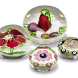 TWO CLICHY MINIATURE CONCENTRIC MILLEFIORI WEIGHTS, A SAINT LOUIS PELARGONIUM WEIGHT AND A SAINT LOUIS VEGETABLE WEIGHT - фото 2