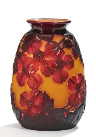Kleine Soufflé-Vase mit Clematis - photo 1
