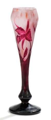 Keulenförmige Vase mit Narzissen - photo 1