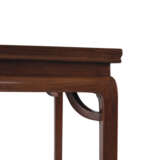 A HIGH-WAISTED HUANGHUALI SIDE TABLE WITH ‘GIANT’S ARM’ BRACES - Foto 4