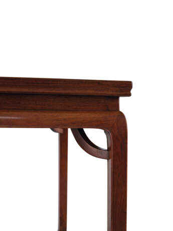A HIGH-WAISTED HUANGHUALI SIDE TABLE WITH ‘GIANT’S ARM’ BRACES - photo 4