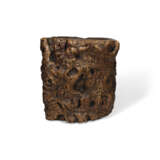 A LARGE ROOTWOOD TREE-TRUNK FORM SCROLL POT - Foto 1