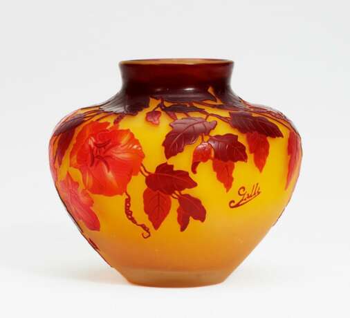Gebauchte Vase mit blühenden Kletterranken - Foto 1