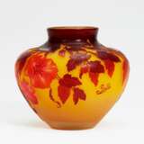 Gebauchte Vase mit blühenden Kletterranken - photo 1