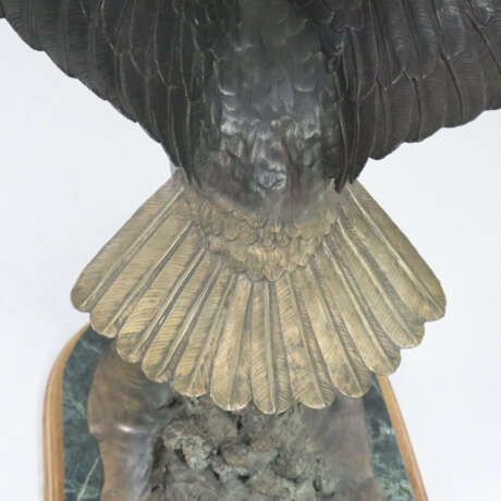 Seeadler mit Beute - Bronze, partiell goldbraun - Foto 9