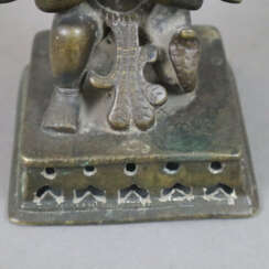 Bronzeleuchter mit figürlichem Schaft - Indien,