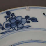 Zwei Teller - China, beide mit floralem Dekor i - фото 4