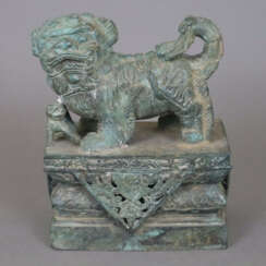 Bronzefigur in Form eines Fo-Hundes mit Jungen