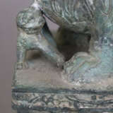 Bronzefigur in Form eines Fo-Hundes mit Jungen - photo 4
