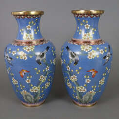 Paar Cloisonné-Vasen - China, umlaufend mit Els