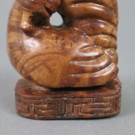 Altes Holzdöschen mit Hahnfigur - China, nach 1 - photo 3