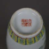 Kleine Balustervase - China 20.Jh., Porzellan, - photo 7