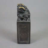 Figürlicher Bronzestempel - China, dunkelbraun - photo 1