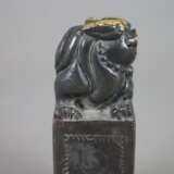 Figürlicher Bronzestempel - China, dunkelbraun - photo 3