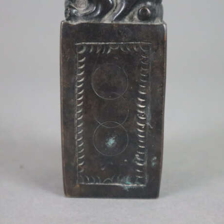 Figürlicher Bronzestempel - China, dunkelbraun - фото 5