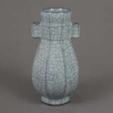 Hu-Vase - China, gekantete Wandung mit zwei röh - Foto 1