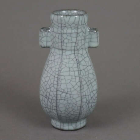 Hu-Vase - China, gekantete Wandung mit zwei röh - Foto 1