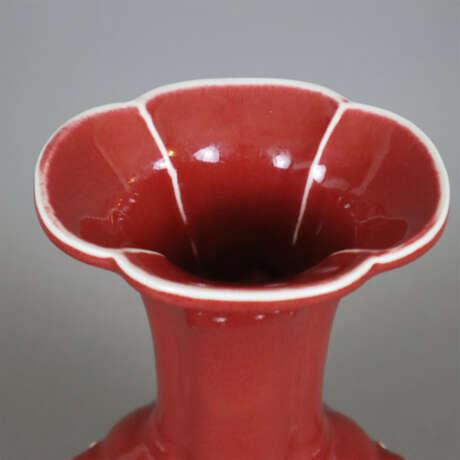 Vase in "Gu" Form - China, 20.Jh., Porzellan mi - Foto 2