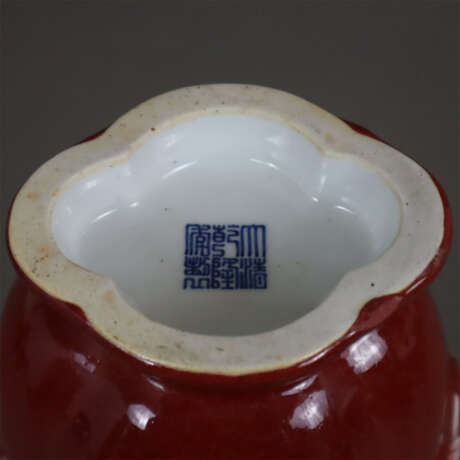 Vase in "Gu" Form - China, 20.Jh., Porzellan mi - Foto 7