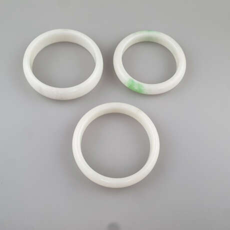 Drei Jade-Armreifen - China, weiße Jade, leicht - фото 1