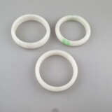 Drei Jade-Armreifen - China, weiße Jade, leicht - Foto 1