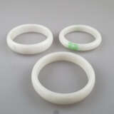 Drei Jade-Armreifen - China, weiße Jade, leicht - photo 2