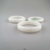Drei Jade-Armreifen - China, weiße Jade, leicht - Foto 3