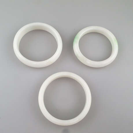 Drei Jade-Armreifen - China, weiße Jade, leicht - photo 4
