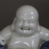 Budai-Figur - China 20. Jh., Porzellan, in lieg - photo 8