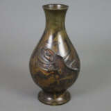 Vase mit Fischrelief - Japan, 20.Jh., Bronzeleg - photo 1