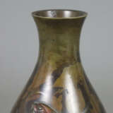 Vase mit Fischrelief - Japan, 20.Jh., Bronzeleg - photo 2
