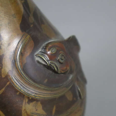 Vase mit Fischrelief - Japan, 20.Jh., Bronzeleg - Foto 4