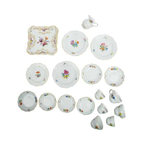 MEISSEN 18 coffee and mocha service pieces 'Bunte Blume', 1st and 2nd choice, 19th/20th century. - фото 2