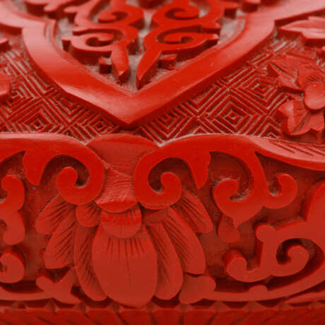 Pair of red carved lacquer vases, CHINA, 20th c. - Foto 5