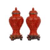 Pair of red carved lacquer lidded vases. CHINA, 20th c., - Foto 2